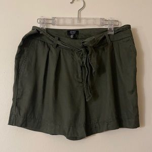 Super comfy, flowy Jones forest green shorts